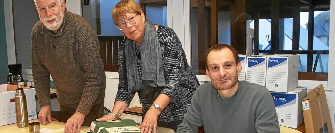 , Nicolas Journaux met de l&rsquo;ordre dans les archives de la mairie de Plougrescant