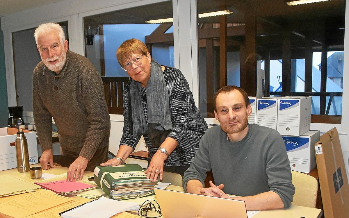 , Nicolas Journaux met de l&rsquo;ordre dans les archives de la mairie de Plougrescant