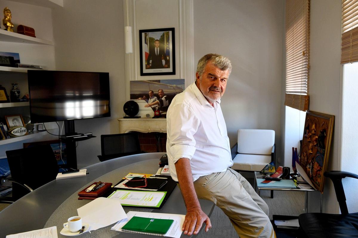 Jean-François Fountaine pose dans son bureau à la mairie de La Rochelle, le 28 juin 2018.