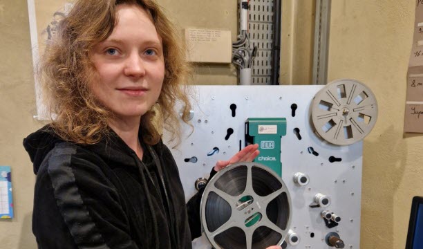 Lucille Dumont, archiviste fonds audiovisuels et iconographiques aux archives d&eacute;partementales de la C&ocirc;te-d&rsquo;Or, s&rsquo;est charg&eacute;e de num&eacute;riser le film en 9,5 mm que Thierry Drouot a retrouv&eacute;. Mais avant cela, elle a d&ucirc; &laquo; remettre en &eacute;tat le film, le nettoyer, refaire des collages &raquo;, pr&eacute;cise-t-elle. Photo Catherine Bonnet