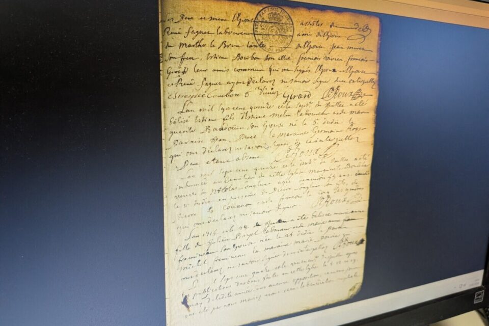 Serge Qu&eacute;rard a scann&eacute; une &agrave; une les registres paroissiaux authentiques comme celui-ci.