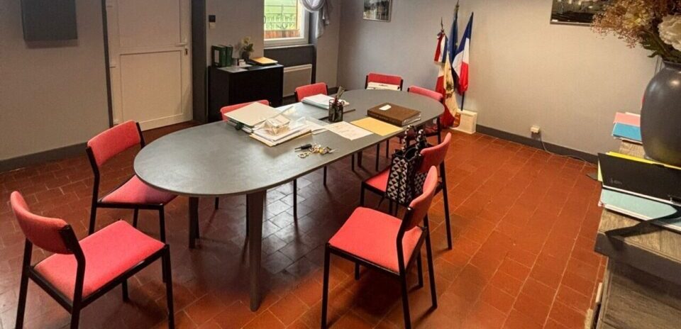 , C&rsquo;est l&rsquo;une des plus petites mairies du Calvados : &laquo; Avant, on transportait les archives en brouette &raquo;