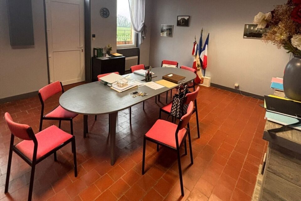 A l'int&eacute;rieur de la mairie de Saint-Pair dans le Calvados, l'une des plus petites de Normandie.