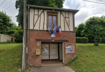 , Insolite &laquo; Les toilettes sont &agrave; l&rsquo;ext&eacute;rieur &raquo; : au-dessus d&rsquo;un abribus, la mairie atypique d&rsquo;un petit village