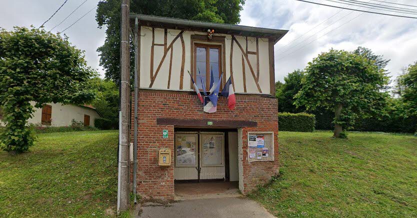 , Insolite &laquo; Les toilettes sont &agrave; l&rsquo;ext&eacute;rieur &raquo; : au-dessus d&rsquo;un abribus, la mairie atypique d&rsquo;un petit village
