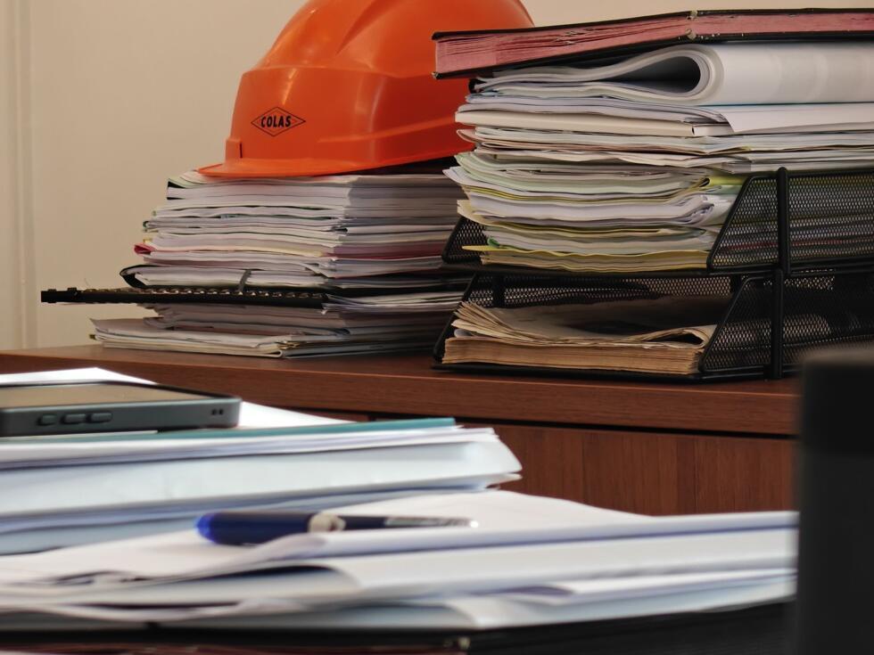 Un empilement de dossiers dans le bureau du maire &agrave; Boussy-Saint-Antoine, le 9 f&eacute;vrier 2026