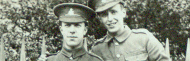 Image en noir et blanc de deux soldats de la Première Guerre mondiale