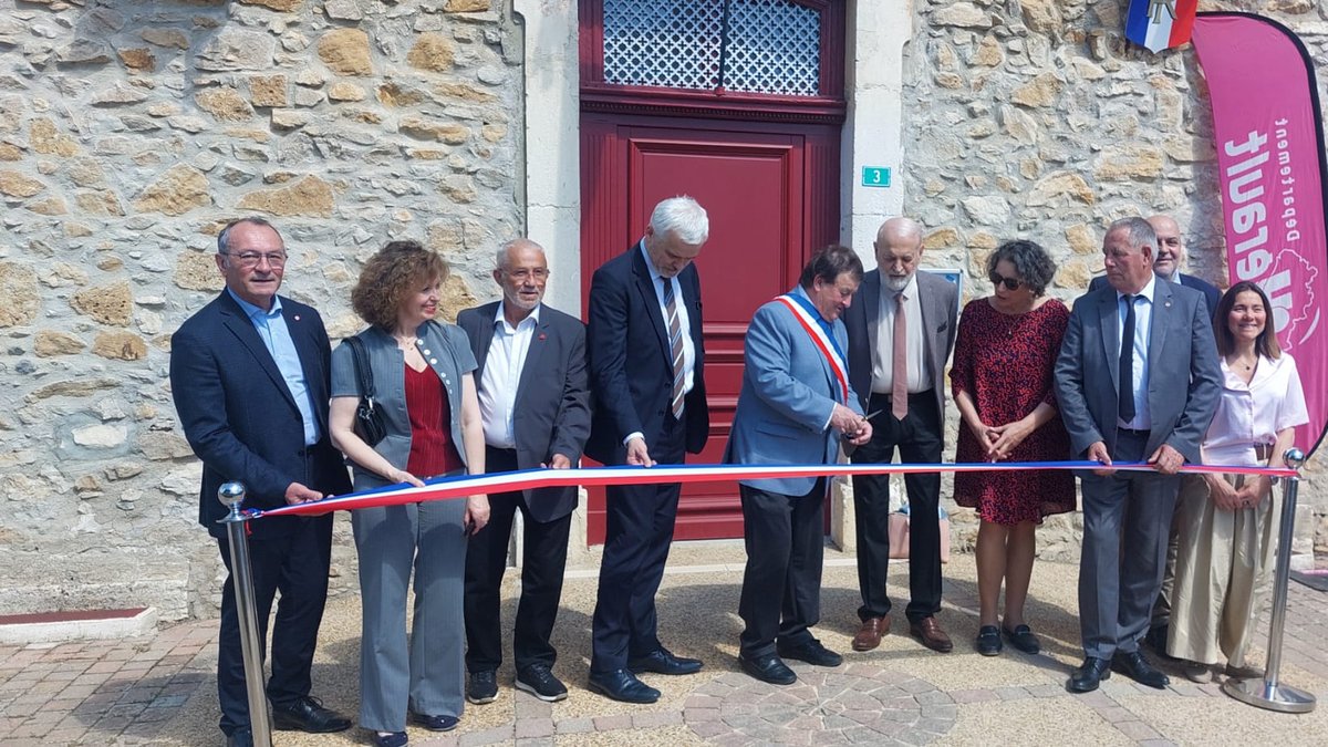 , Une mairie r&eacute;nov&eacute;e et une nouvelle biblioth&egrave;que